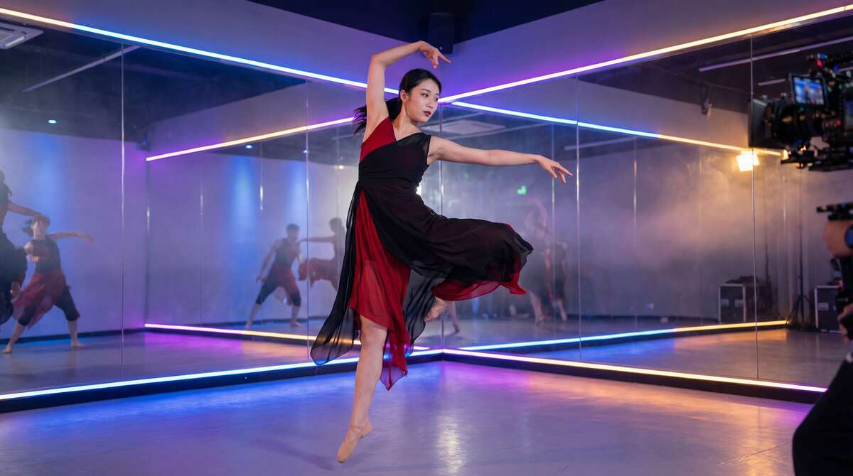 反差母狗舞蹈视频表演